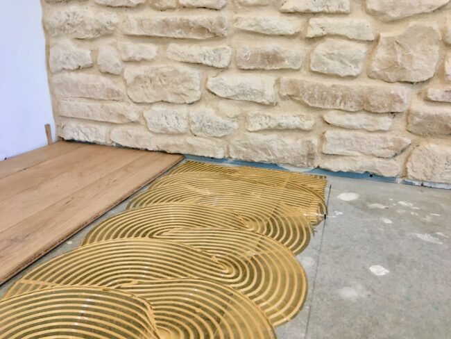 POSE DE PARQUET CHÊNE MASSIF COLLÉ