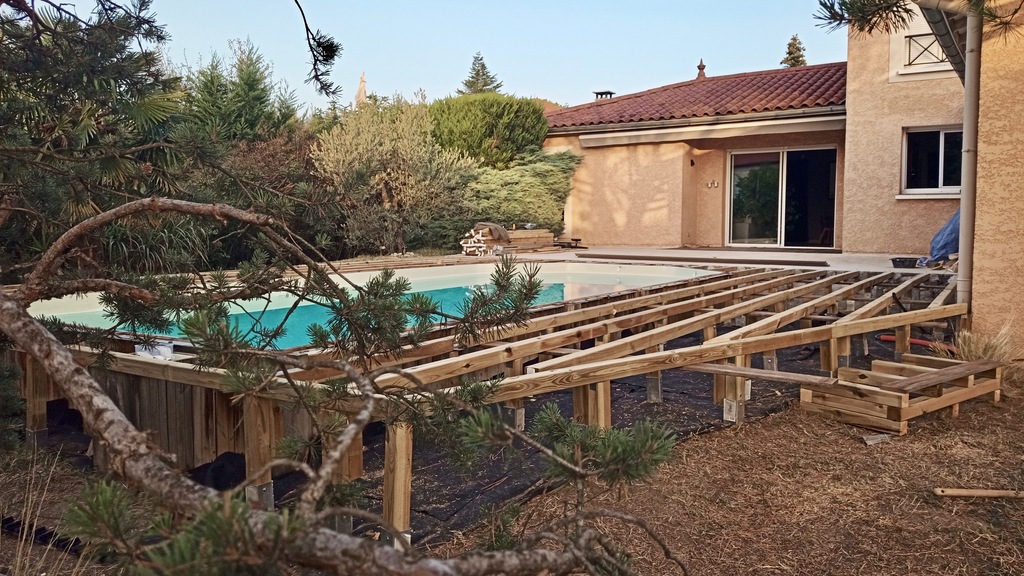 Structure bois pour terrasse avec forte déclivité