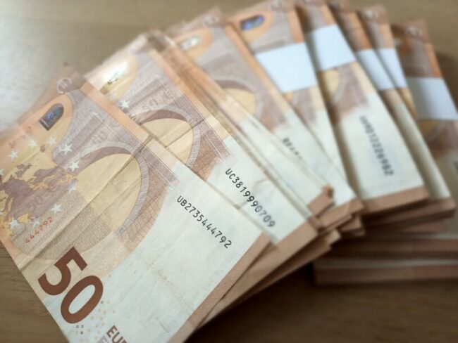 illustration devis parquet massif avec une liasse de billets 50 euros