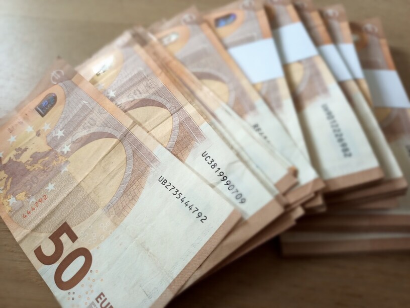 illustration devis parquet massif avec une liasse de billets 50 euros