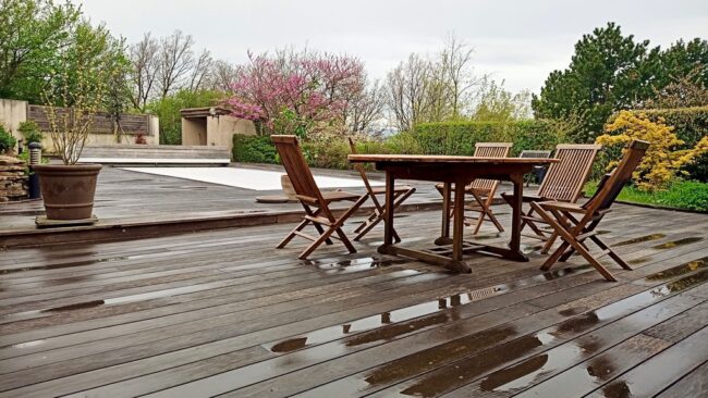 grande terrasse en bois exotique après la pluie