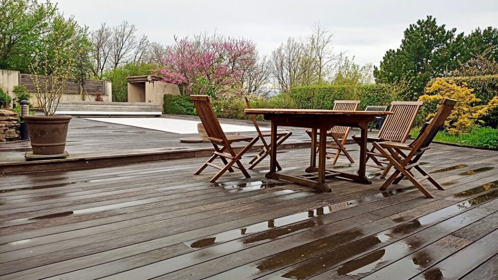 grande terrasse en bois exotique après la pluie